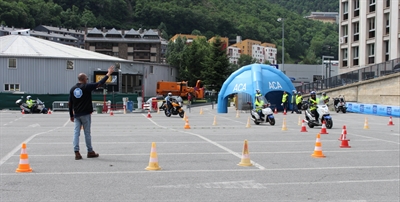 Els agents del Servei de Circulació del Comú d'Andorra la Vella realitzen el curs de conducció de l'Automòbil Club d'Andorra
