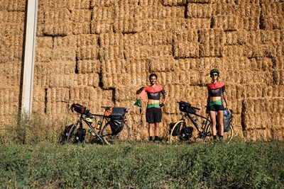A cop de pedal, Elena Milà i David Vilanova, fundadors del projecte KARABAN i viatgers ACA SEGURS, completen l’etapa europea 